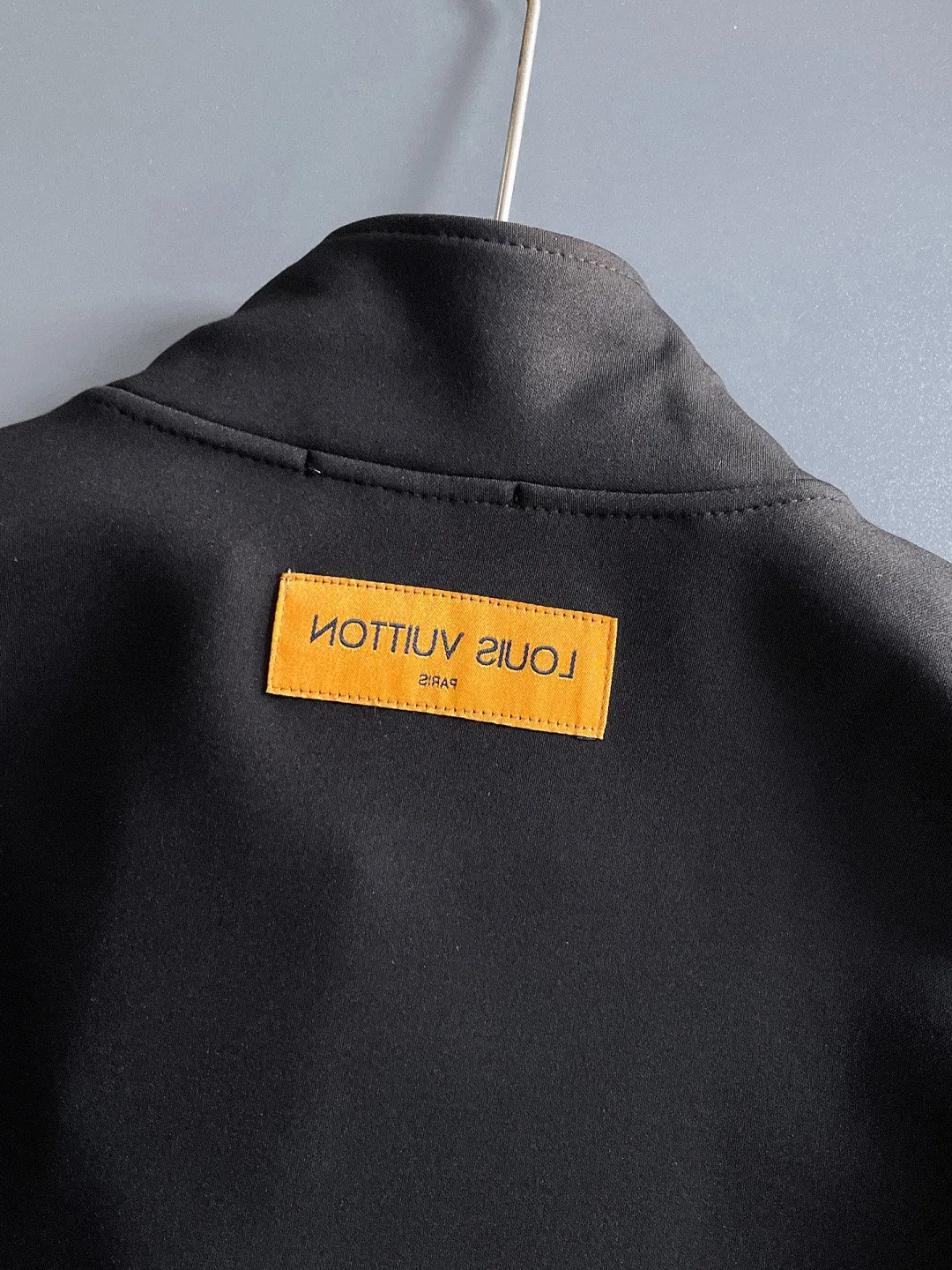 🅿️720 LV hot-selling suit is coming. Focus on the original version of the official website. 2025 new hot-selling cardigan suit. The original order is the best. 🇭🇰The meticulous work of top designers. It has a fitting and perfect upper body effect. All-natural high-quality Tencel Roman cotton 100%, close-fitting comfort, noble and elegant! Original hardware embodies elegance and nobility! Counter size: M-3XL (maximum wear up to 190 pounds)